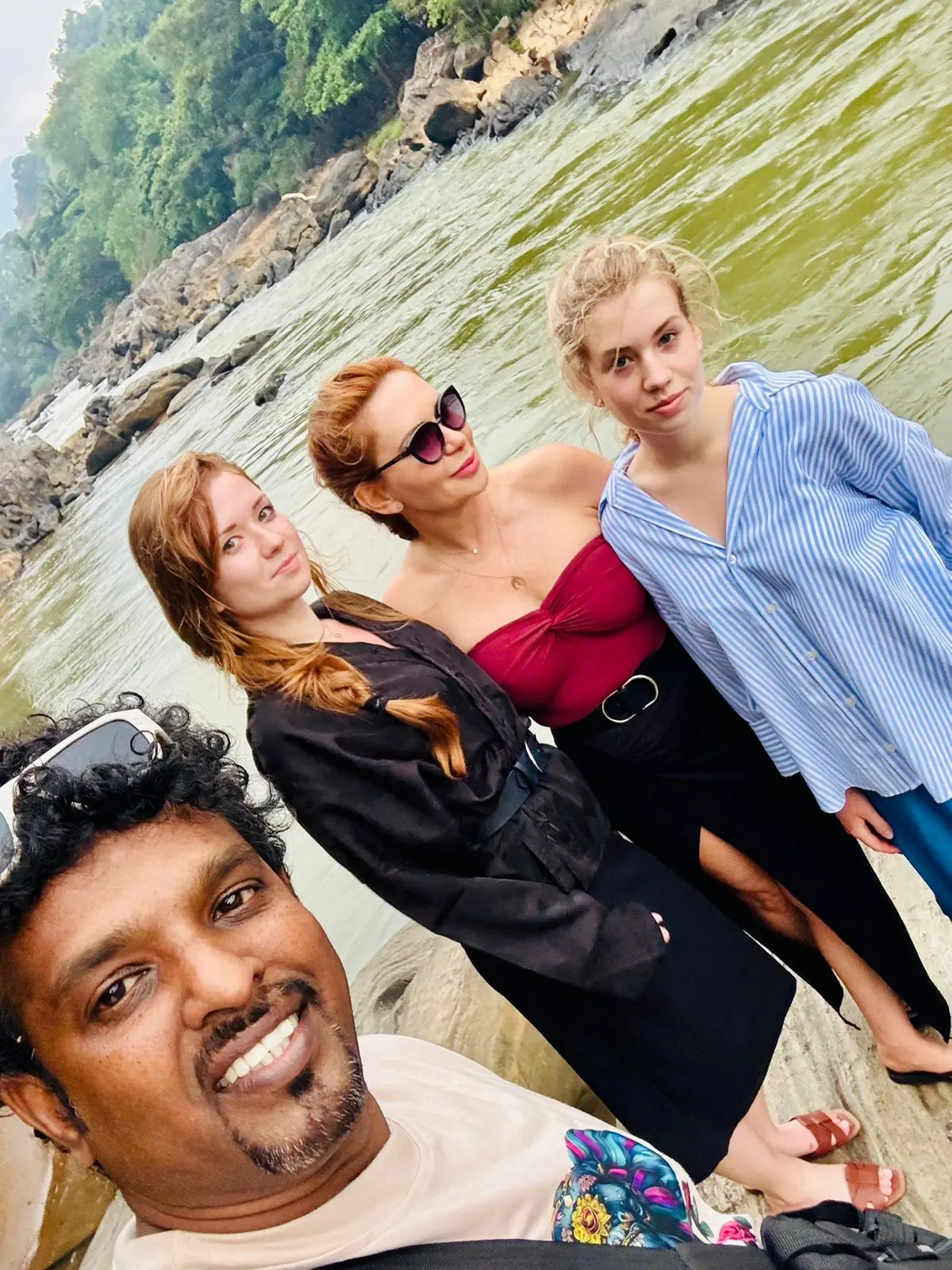 Guided Kandy City Tour visit to the Mahaweli River in Sri Lanka with happy travelers